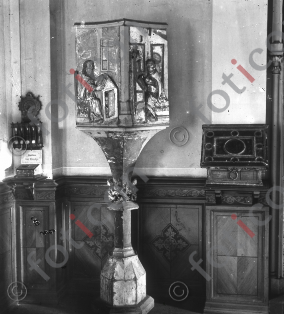 Die Lutherkanzel aus der Stadt- und Pfarrkirche St. Marien zu Wittenberg | The Luther pulpit from the city and parish church of St. Mary in Wittenberg (foticon-simon-150-051-sw.jpg)